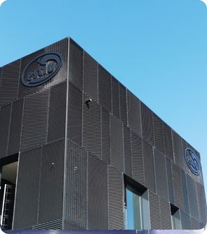 Rótulo exterior personalizado para negocio con montaje profesional