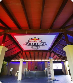 Lona publicitaria instalada en fachada comercial con impresión de gran formato